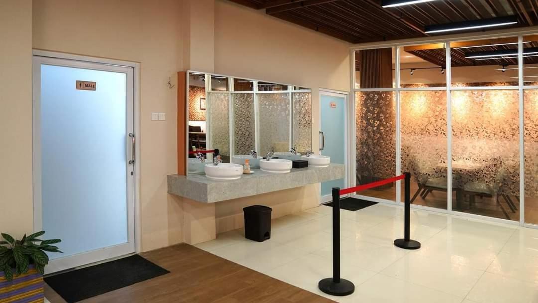 Elohim Hotel Sentani Джаяпура Екстериор снимка